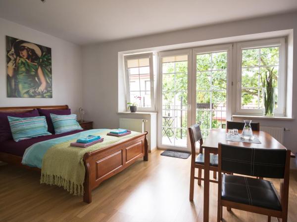 Villa Jeziorki 71 : photo 1 de la chambre chambre double lit king-size avec balcon