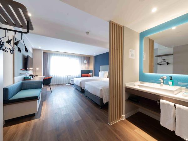 Holiday Inn Express Ningbo City Center, an IHG Hotel : photo 1 de la chambre double room with mobility accessible roll in shower
