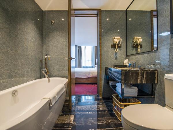 La Perle International Hotel - Free shuttle between hotel and Exhibition Center during Canton Fair & Exhibitor registration Counter : photo 8 de la chambre chambre lit queen-size deluxe