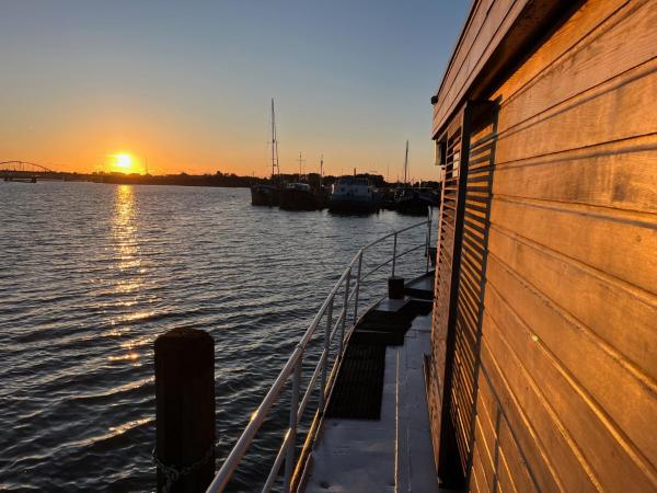 Casey's Lake View House Boat : photo 7 de la chambre chambre lit king-size - vue sur lac