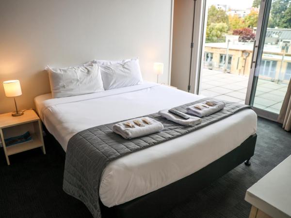 Nomads Queenstown Hostel : photo 1 de la chambre king room with ensuite and shared balcony - remarkable mountain view