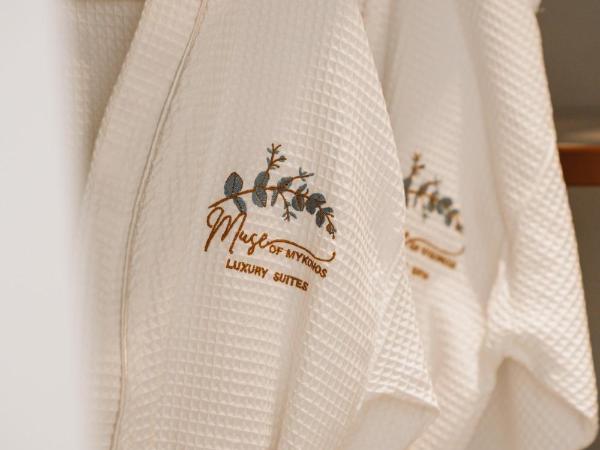 Muse Of Mykonos Luxury Suites : photo 6 de la chambre suite junior avec bain à remous extérieur