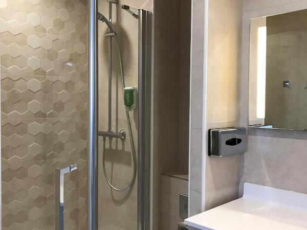 Hotel Le Cercle : photo 4 de la chambre chambre triple confort