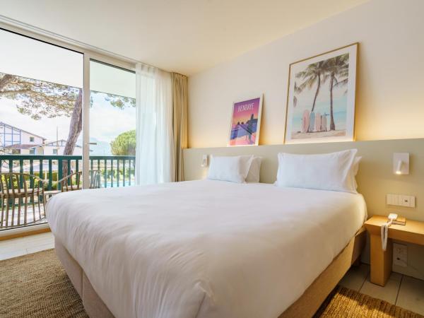 Hôtel Ibaïa - Piscine & Spa : photo 3 de la chambre chambre double avec balcon - vue sur port-piscine