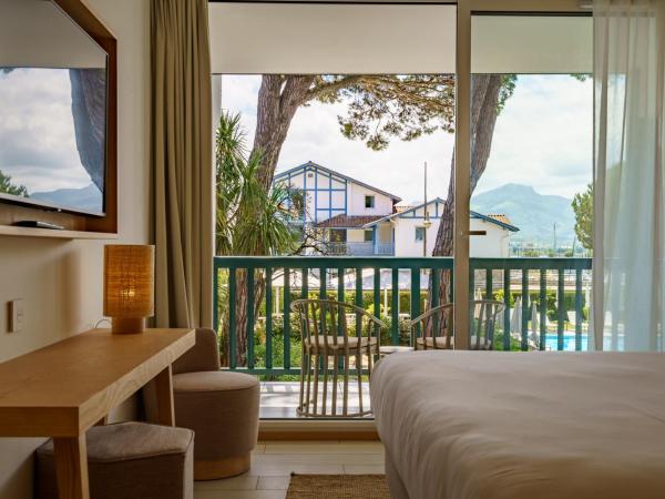 Hôtel Ibaïa - Piscine & Spa : photo 1 de la chambre chambre double avec balcon - vue sur port-piscine