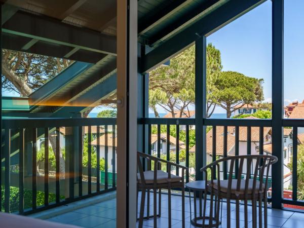 Hôtel Ibaïa - Piscine & Spa : photo 7 de la chambre chambre double - vue latérale sur mer