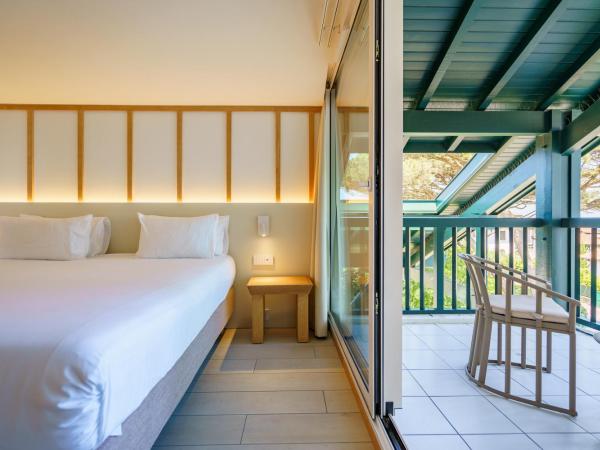 Hôtel Ibaïa - Piscine & Spa : photo 5 de la chambre chambre double - vue latérale sur mer