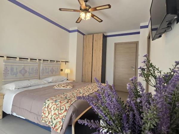 I Fiori di Margherita Luxury B&B : photo 6 de la chambre chambre familiale avec salle de bains privative