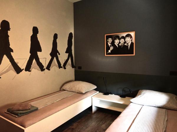 Rock Rooms Pula : photo 1 de la chambre chambre lits jumeaux avec salle de bains