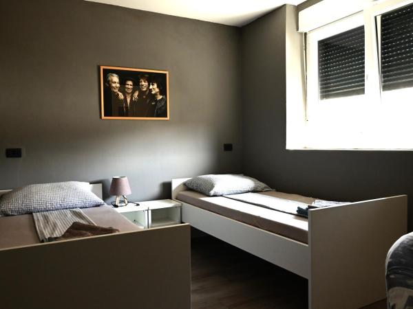 Rock Rooms Pula : photo 2 de la chambre chambre lits jumeaux avec salle de bains