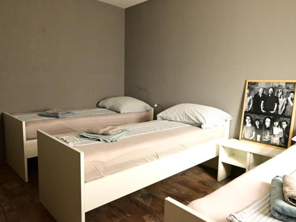 Rock Rooms Pula : photo 6 de la chambre chambre triple avec salle de bains