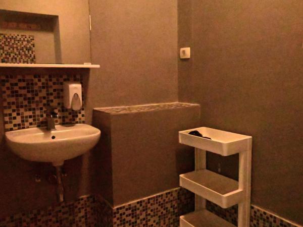 Rock Rooms Pula : photo 4 de la chambre chambre triple avec salle de bains