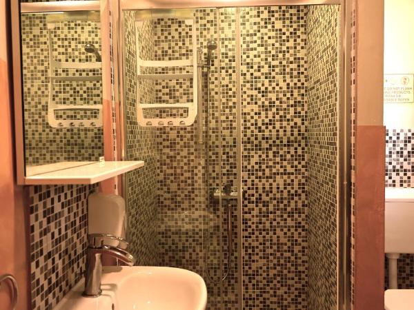 Rock Rooms Pula : photo 7 de la chambre chambre lits jumeaux avec salle de bains