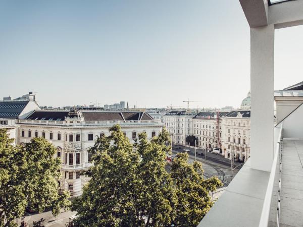 Grand Ferdinand Vienna - Your Hotel In The City Center : photo 2 de la chambre suite avec balcon ou terrasse 