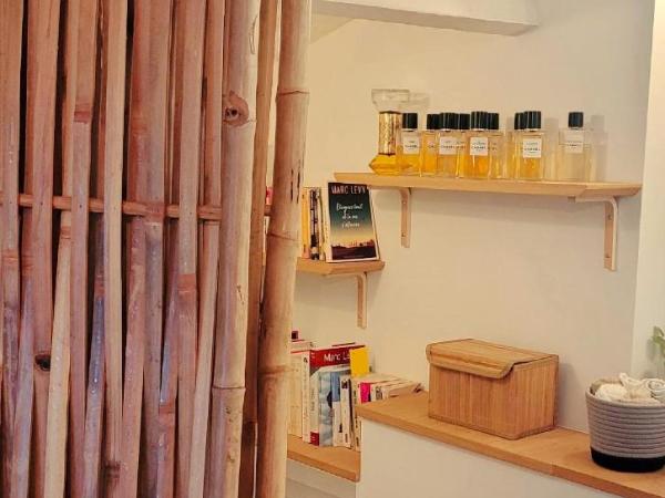 Petit Cocon entre terrasse et piscine : photo 2 de la chambre chambre double