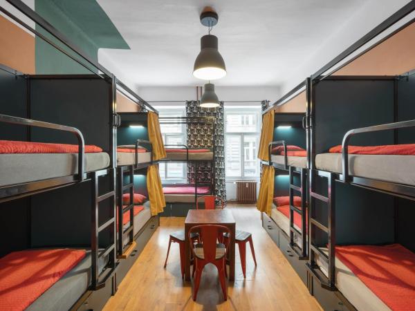 Hostel Elf : photo 1 de la chambre chambre privée avec 9 lits