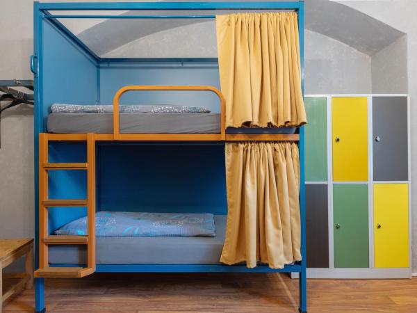 Hostel Elf : photo 2 de la chambre chambre privée avec 7 lits