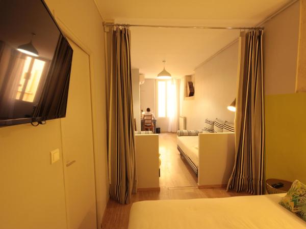 Hôtel Des Arts, Artisanal et Indépendant : photo 4 de la chambre chambre familiale avec baignoire