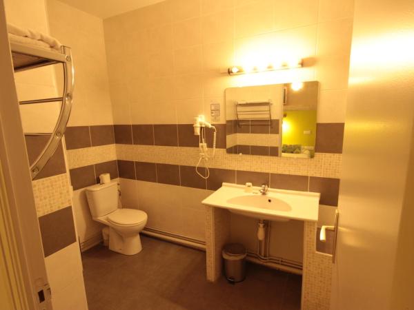 Hôtel Des Arts, Artisanal et Indépendant : photo 5 de la chambre chambre familiale avec baignoire