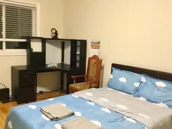 Private Rooms, Free Parking, Full Kitchen, Best Prices in Town- York University Heights : photo 1 de la chambre chambre triple
