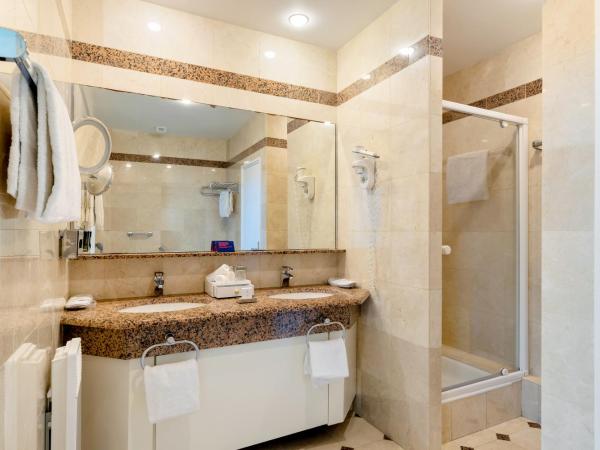 Hôtel du Palais Biarritz, in The Unbound Collection by Hyatt : photo 5 de la chambre chambre lits jumeaux collection classique