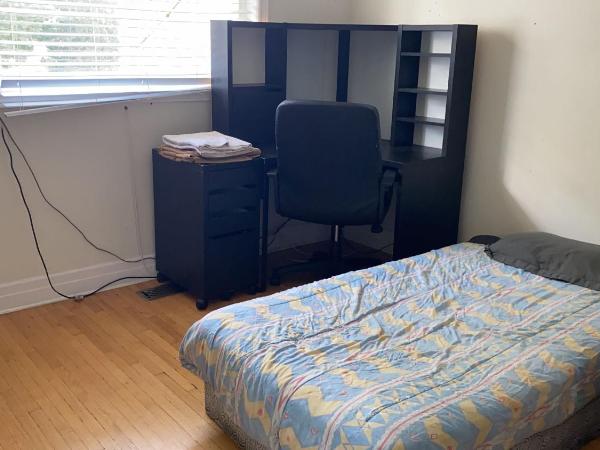 Private Rooms, Free Parking, Full Kitchen, Best Prices in Town- York University Heights : photo 3 de la chambre chambre triple
