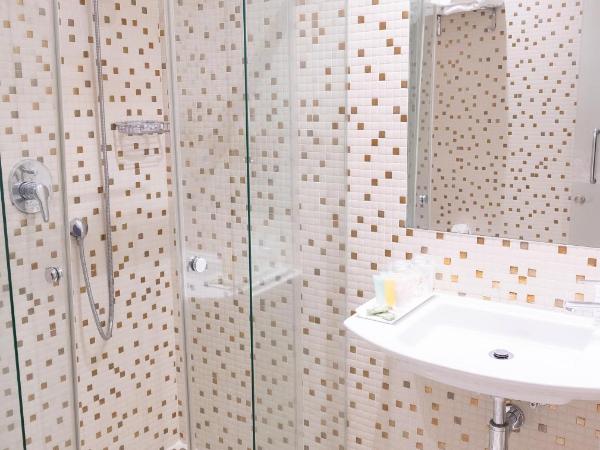 Hotel Montes : photo 4 de la chambre suite junior avec balcon