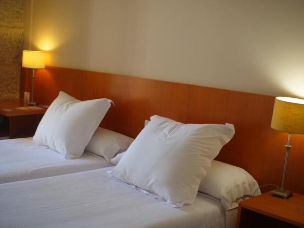 Hotel Montes : photo 8 de la chambre chambre lits jumeaux