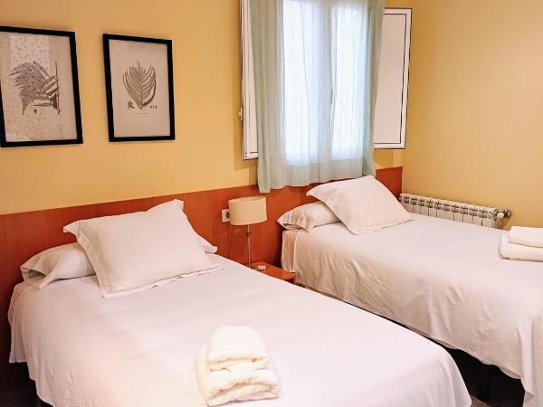 Hotel Montes : photo 6 de la chambre chambre lits jumeaux pour personnes à mobilité réduite