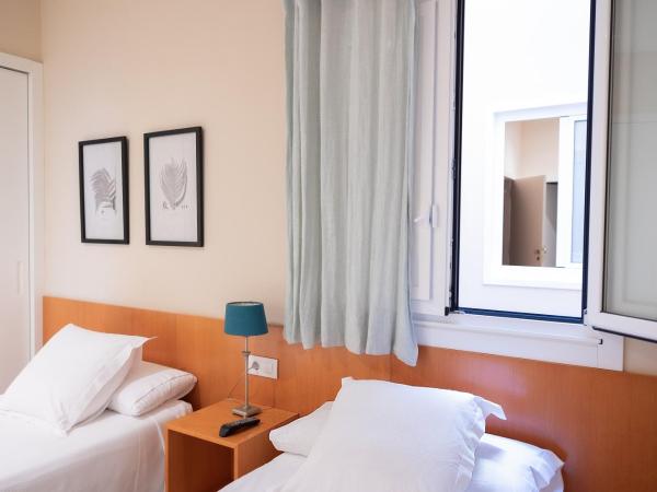 Hotel Montes : photo 5 de la chambre chambre lits jumeaux pour personnes à mobilité réduite