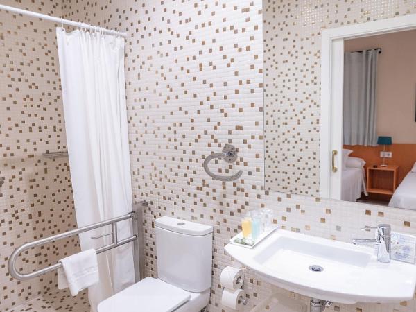 Hotel Montes : photo 4 de la chambre chambre lits jumeaux pour personnes à mobilité réduite