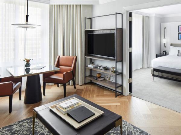 The Luxury Collection Hotel Manhattan Midtown : photo 4 de la chambre suite lit king-size 1 chambre avec canapé-lit - vue sur ville