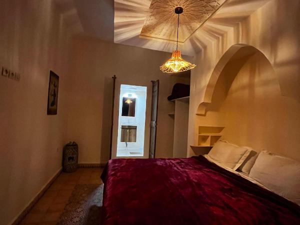 Riad Safran Ralya : photo 3 de la chambre chambre lit king-size - vue sur jardin