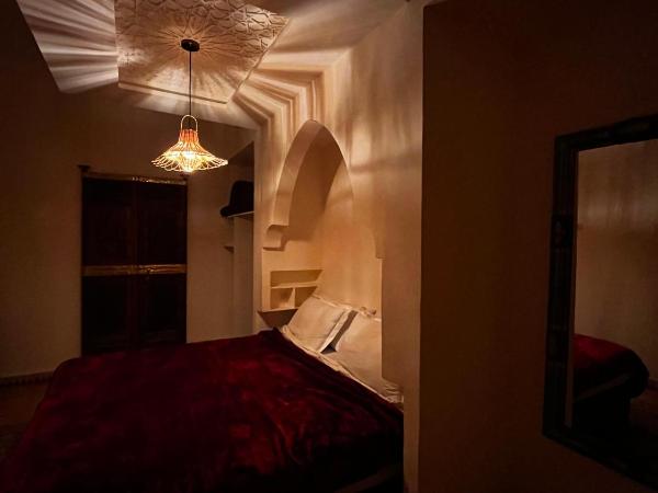 Riad Safran Ralya : photo 5 de la chambre chambre lit king-size - vue sur jardin