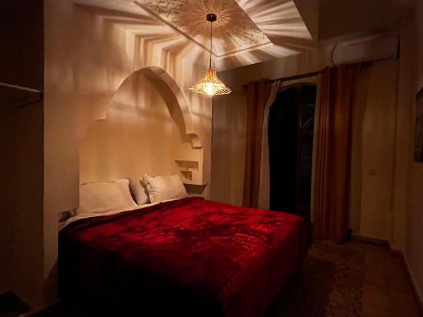 Riad Safran Ralya : photo 4 de la chambre chambre lit king-size - vue sur jardin