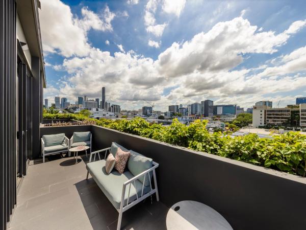 Sage Hotel James Street : photo 4 de la chambre chambre lit king-size de luxe - vue sur ville