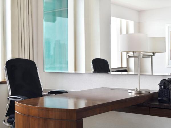 Crowne Plaza Dubai Festival City : photo 5 de la chambre one-bedroom suite with waterfront view