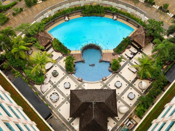 Hotel Ciputra Jakarta managed by Swiss-Belhotel International : photo 4 de la chambre chambre lits jumeaux - vue sur piscine