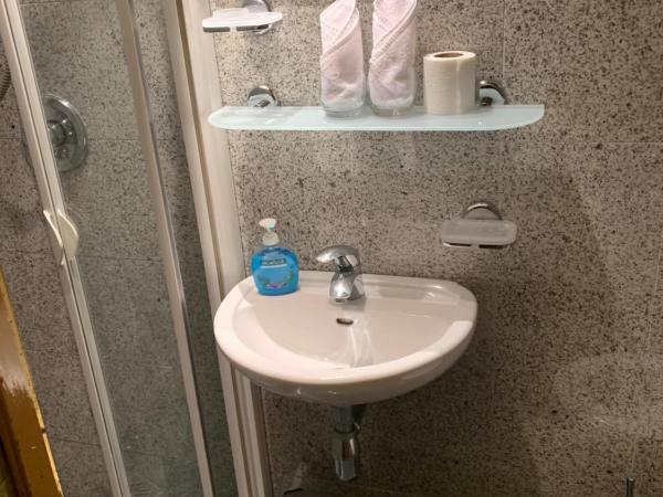 Kalmár Panzió : photo 4 de la chambre chambre double confort - vue sur jardin