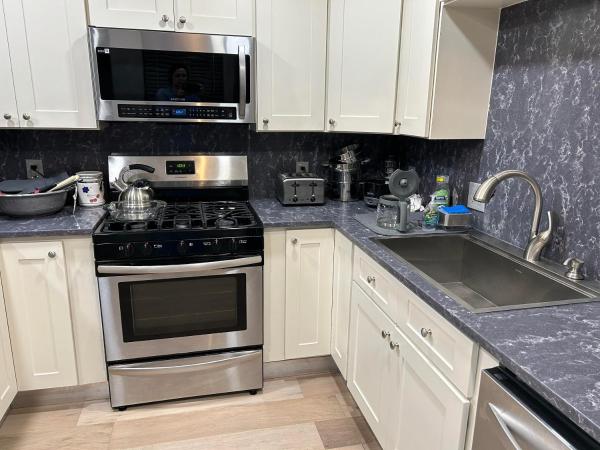 A Luxury Master Bedroom in a Condo : photo 6 de la chambre chambre familiale avec salle de bains commune