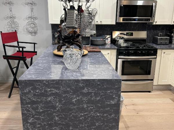 A Luxury Master Bedroom in a Condo : photo 7 de la chambre chambre familiale avec salle de bains commune