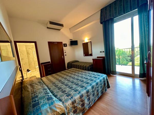 Hotel Beau Rivage Pineta : photo 1 de la chambre chambre triple confort