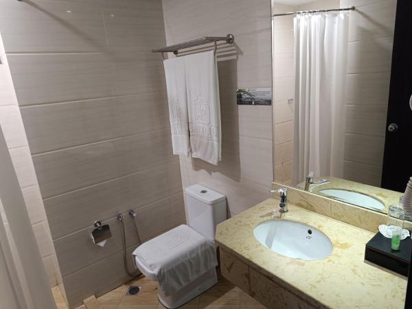 Lintas Platinum Hotel : photo 5 de la chambre chambre lit king-size deluxe