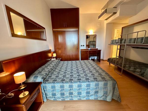 Hotel Beau Rivage Pineta : photo 2 de la chambre chambre familiale avec balcon (2 adultes + 2 enfants)