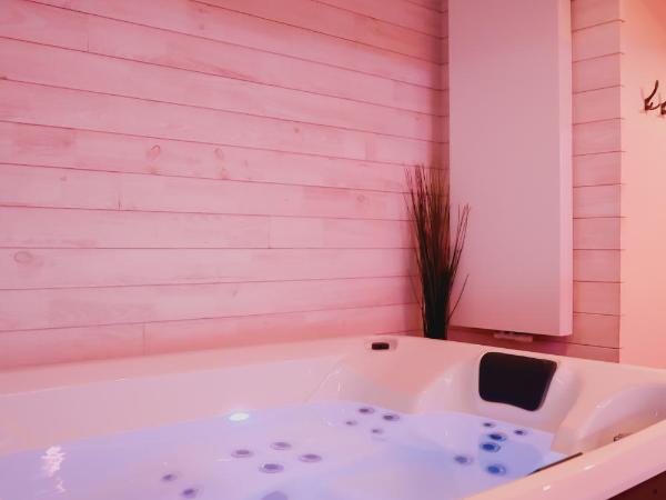 Hôtel Mademoiselle : photo 7 de la chambre chambre lit king-size avec baignoire spa