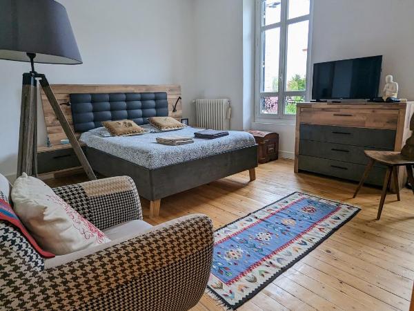 Anne et Stan - Chambres avec petit dejeuner - proche centre ville et circuit : photo 1 de la chambre chambre double deluxe avec douche