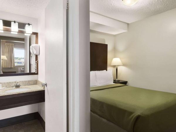 Thriftlodge Saskatoon : photo 1 de la chambre 1 queen bed and 1 double bed, studio suite, non-smoking