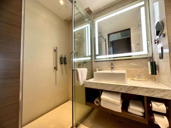 Hilton Garden Inn Hong Kong Mongkok : photo 4 de la chambre chambre lit king-size - vue sur jardin