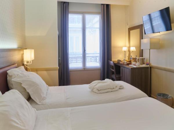 Hôtel Poussin : photo 9 de la chambre chambre double ou lits jumeaux