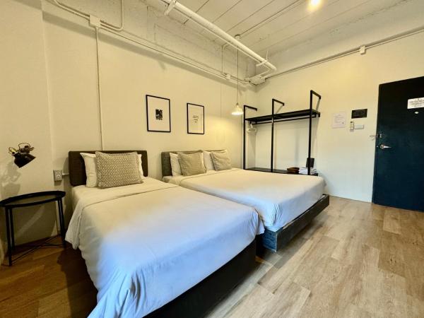 The51Hometel : photo 1 de la chambre chambre triple avec salle de bains privative